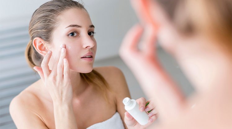woman-applying-corrector_sm